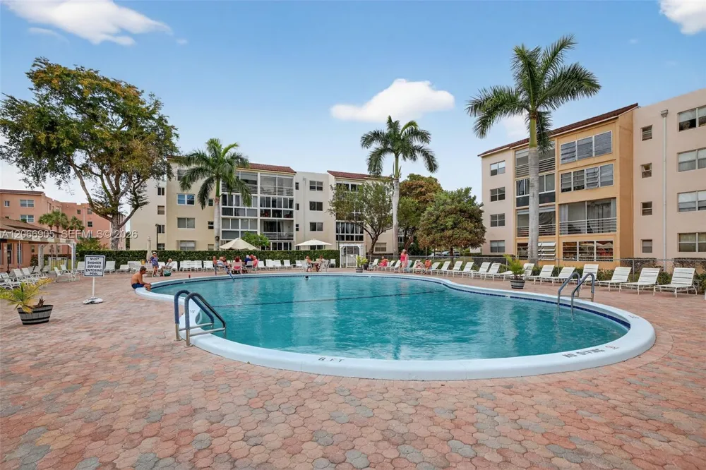 2801 Somerset Dr #205 Lauderdale Lakes, FL 33311