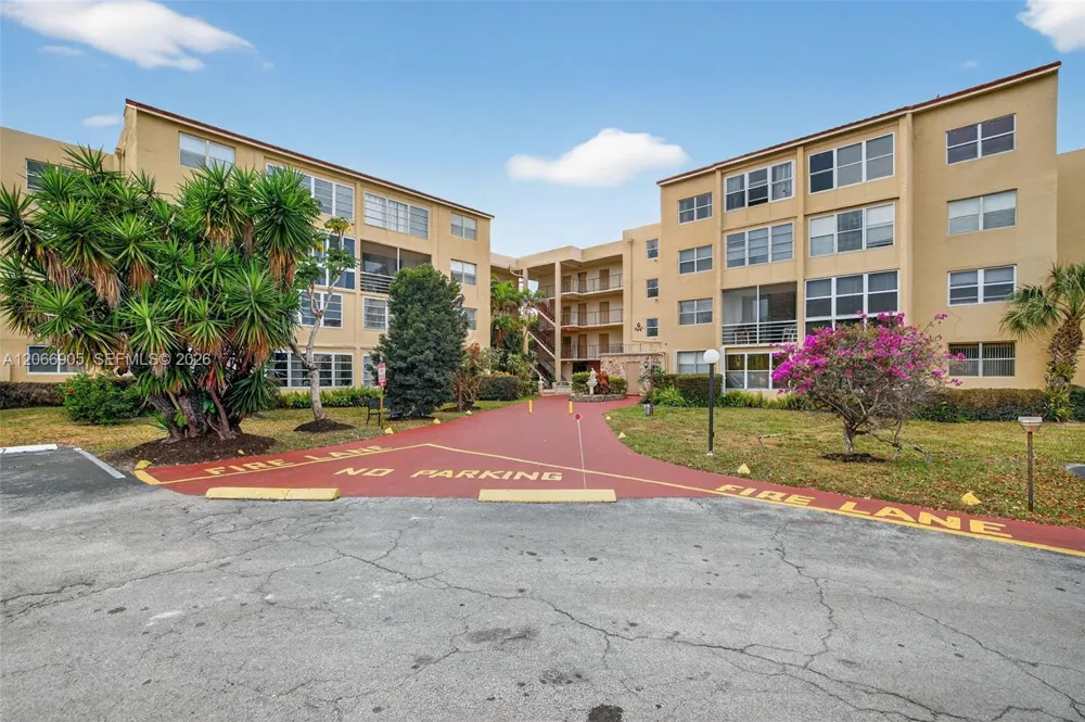 2801 Somerset Dr #205 Lauderdale Lakes, FL 33311