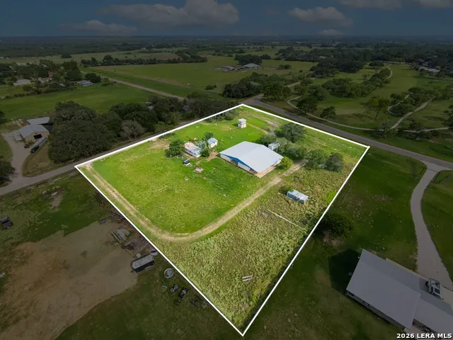 2721 County Road 676 Devine, TX 78016