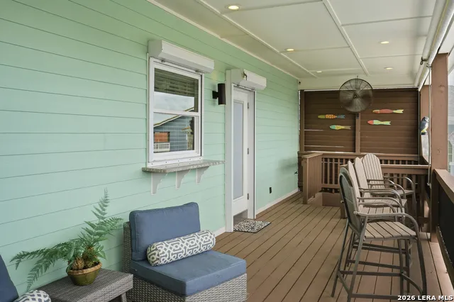 304 Bayview Dr City By The Sea, TX 78336