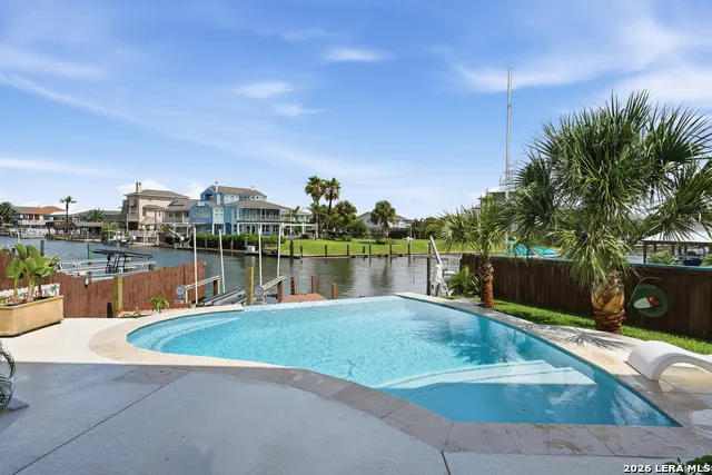304 Bayview Dr City By The Sea, TX 78336