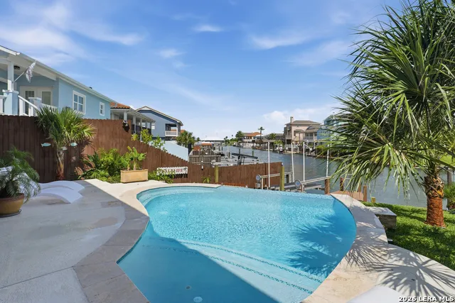 304 Bayview Dr City By The Sea, TX 78336