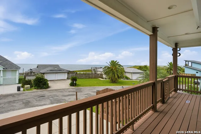 304 Bayview Dr City By The Sea, TX 78336
