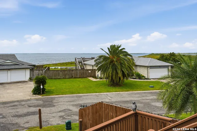 304 Bayview Dr City By The Sea, TX 78336