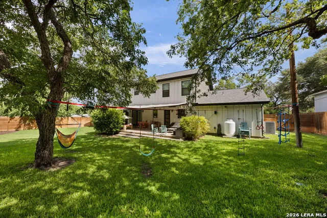 300 E BLUEBONNET LN Johnson City, TX 78636