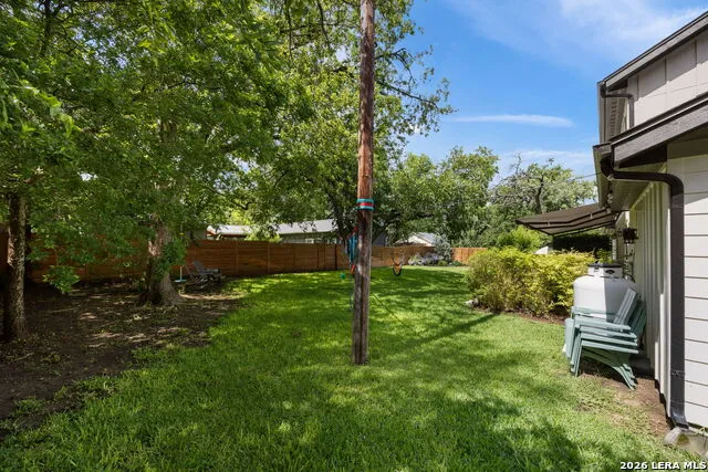 300 E BLUEBONNET LN Johnson City, TX 78636