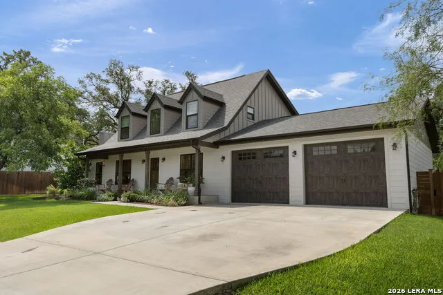 300 E BLUEBONNET LN Johnson City, TX 78636
