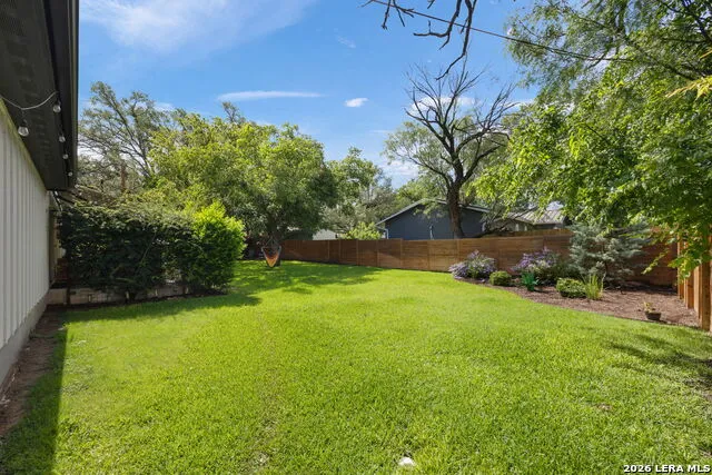 300 E BLUEBONNET LN Johnson City, TX 78636