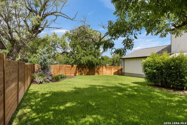 300 E BLUEBONNET LN Johnson City, TX 78636