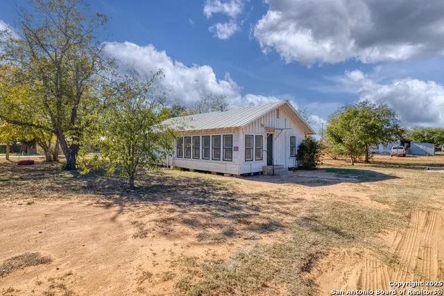 719 E Trinity Pearsall, TX 78061