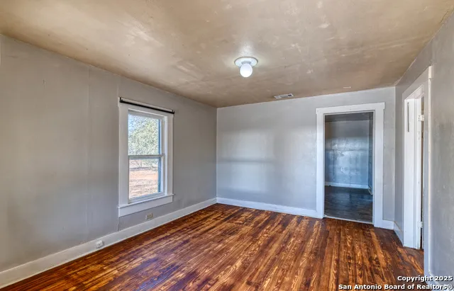 719 E Trinity Pearsall, TX 78061