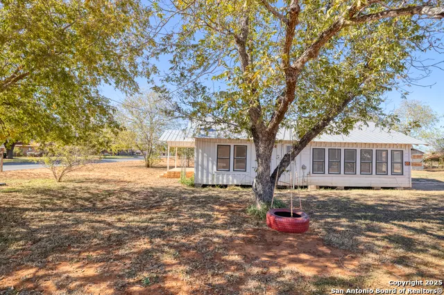 719 E Trinity Pearsall, TX 78061