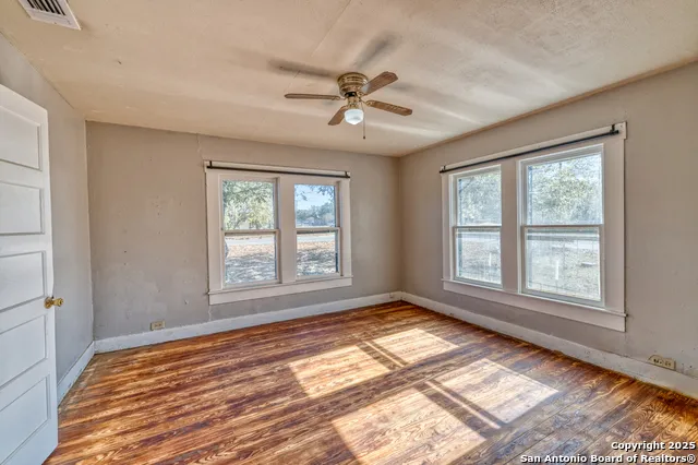 719 E Trinity Pearsall, TX 78061
