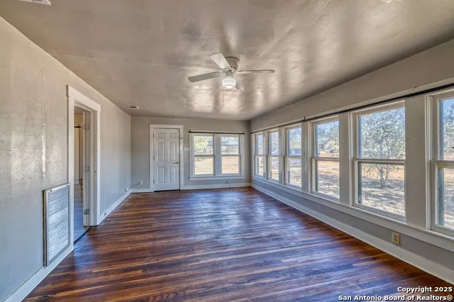 719 E Trinity Pearsall, TX 78061