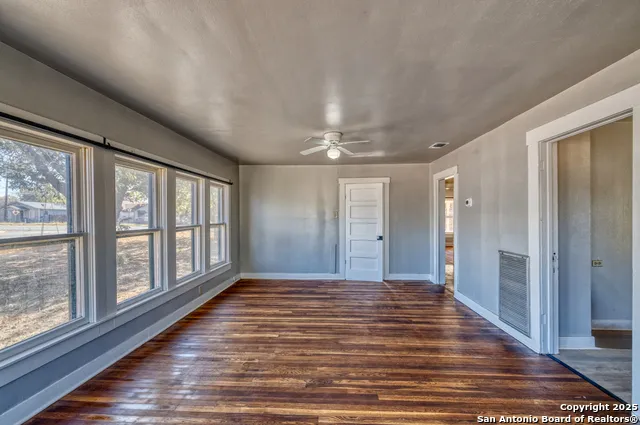 719 E Trinity Pearsall, TX 78061