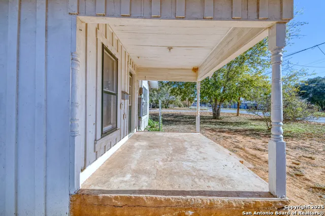 719 E Trinity Pearsall, TX 78061