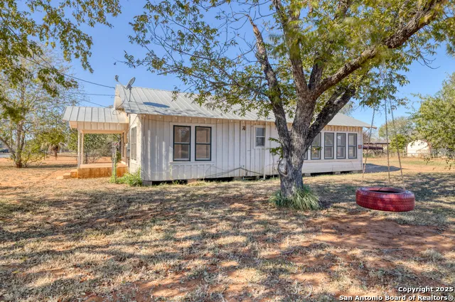 719 E Trinity Pearsall, TX 78061