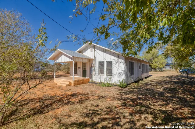 719 E Trinity Pearsall, TX 78061