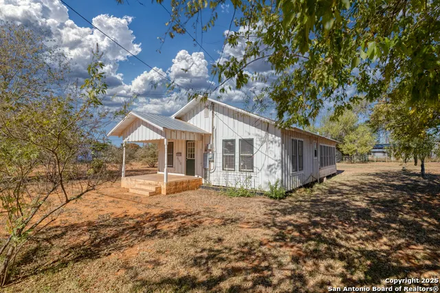 719 E Trinity Pearsall, TX 78061