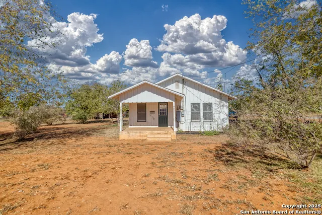 719 E Trinity Pearsall, TX 78061
