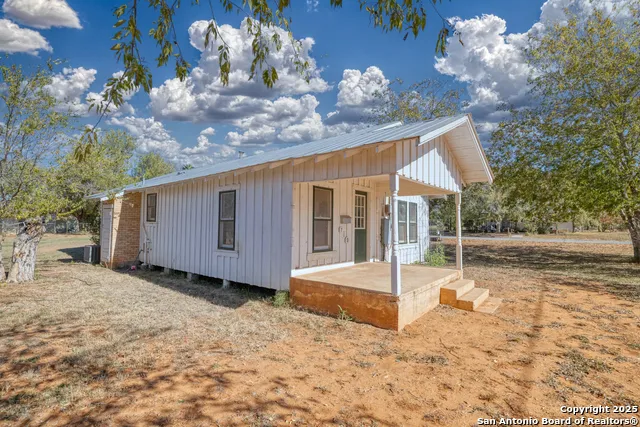 719 E Trinity Pearsall, TX 78061