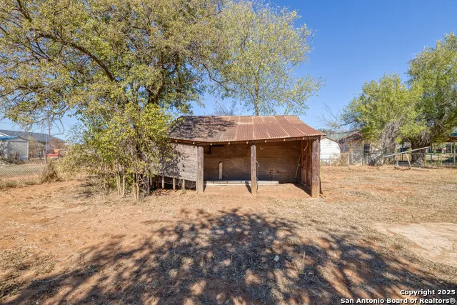 719 E Trinity Pearsall, TX 78061