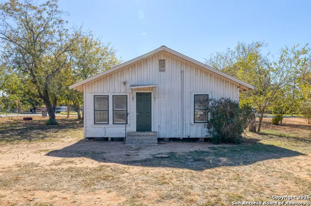 719 E Trinity Pearsall, TX 78061