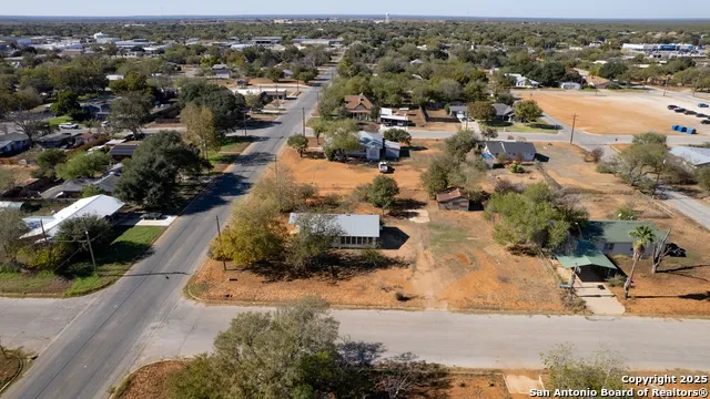 719 E Trinity Pearsall, TX 78061