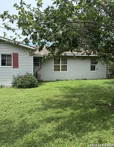 323 E WHITE ST Dilley, TX 78017
