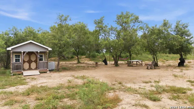 1083 CR 6610 Devine, TX 78016
