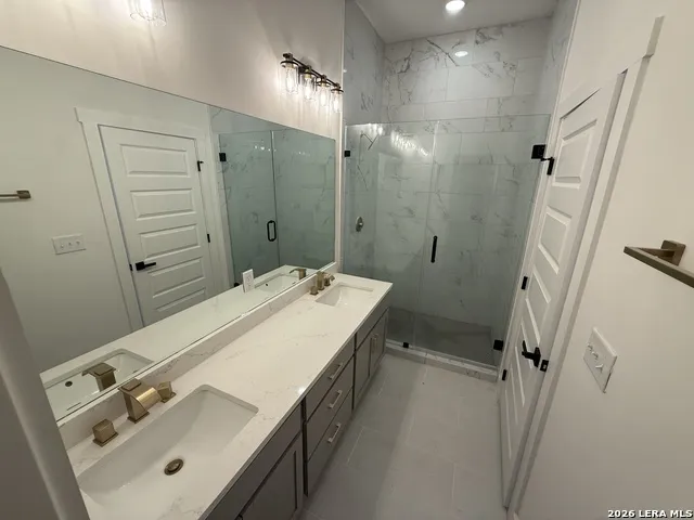 125 MICAH PT La Vernia, TX 78121