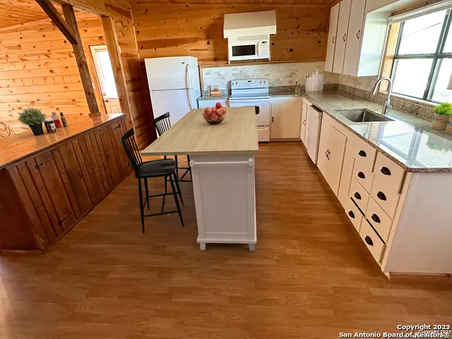 373 Pine Tree Rd Medina, TX 78055