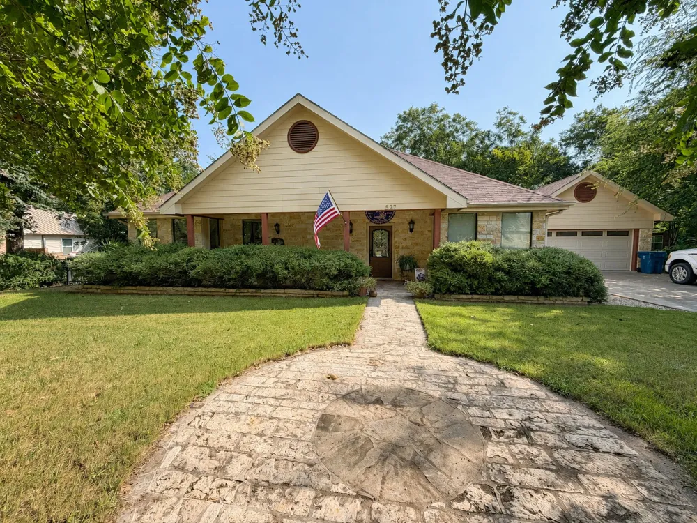 527 W Roberts Street Gorman, TX 76454