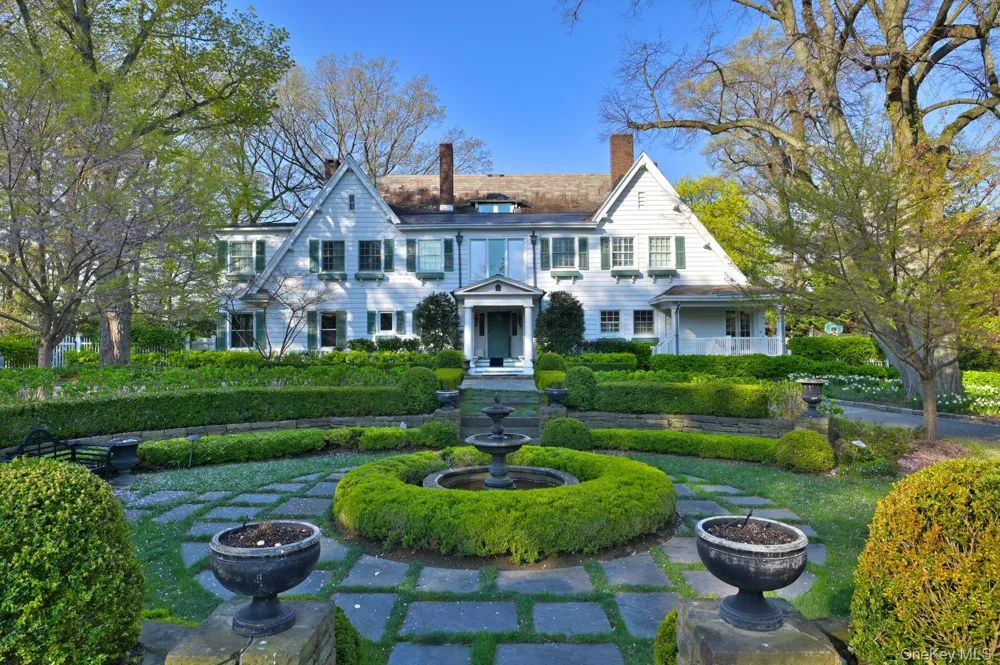 10 Hicks Lane Port Washington, NY 11050