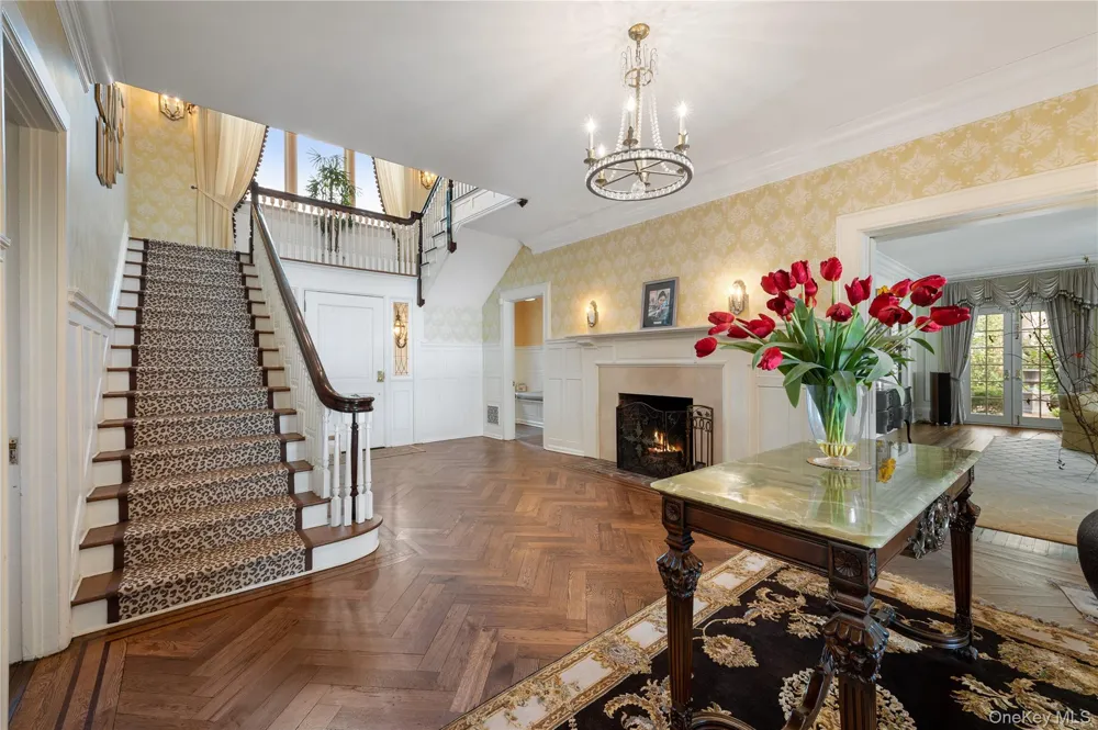 10 Hicks Lane Port Washington, NY 11050