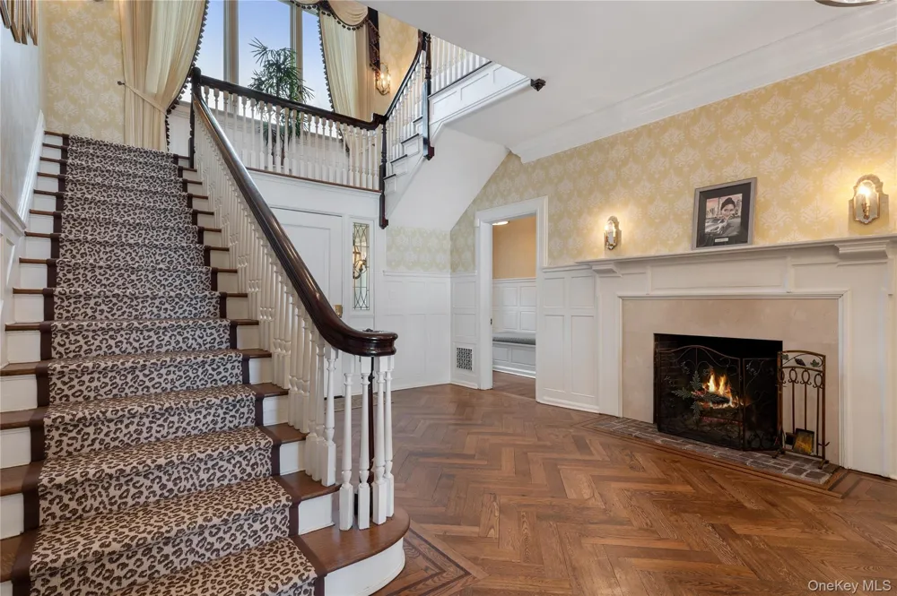 10 Hicks Lane Port Washington, NY 11050