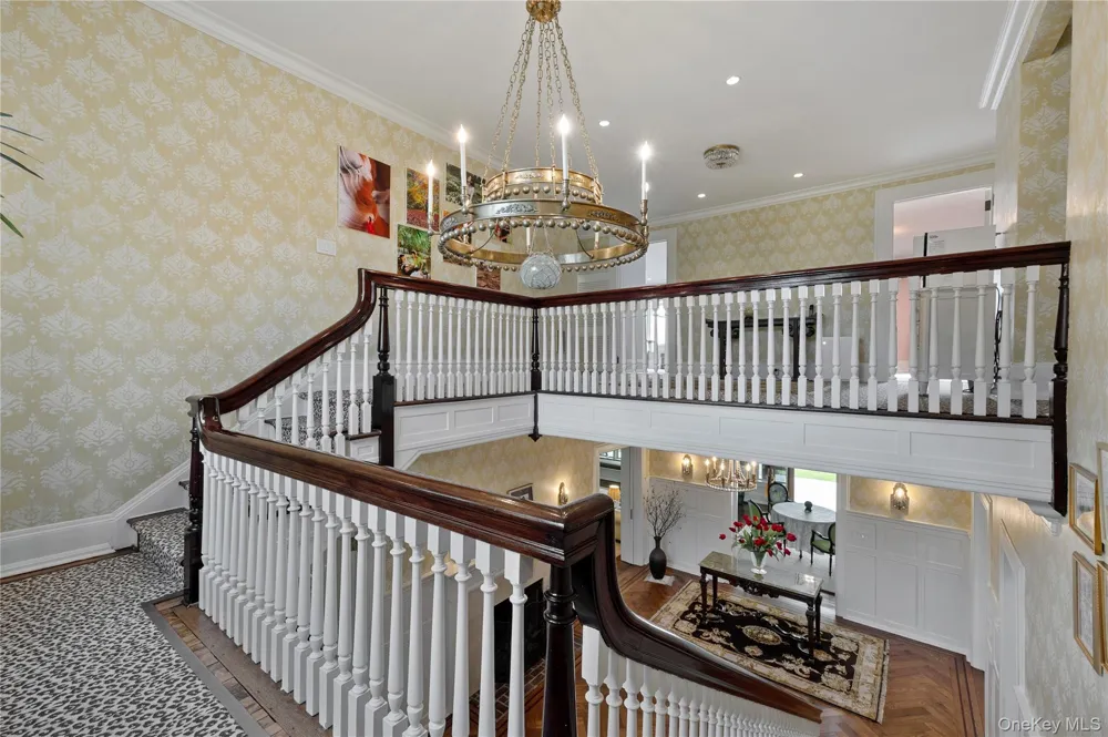 10 Hicks Lane Port Washington, NY 11050