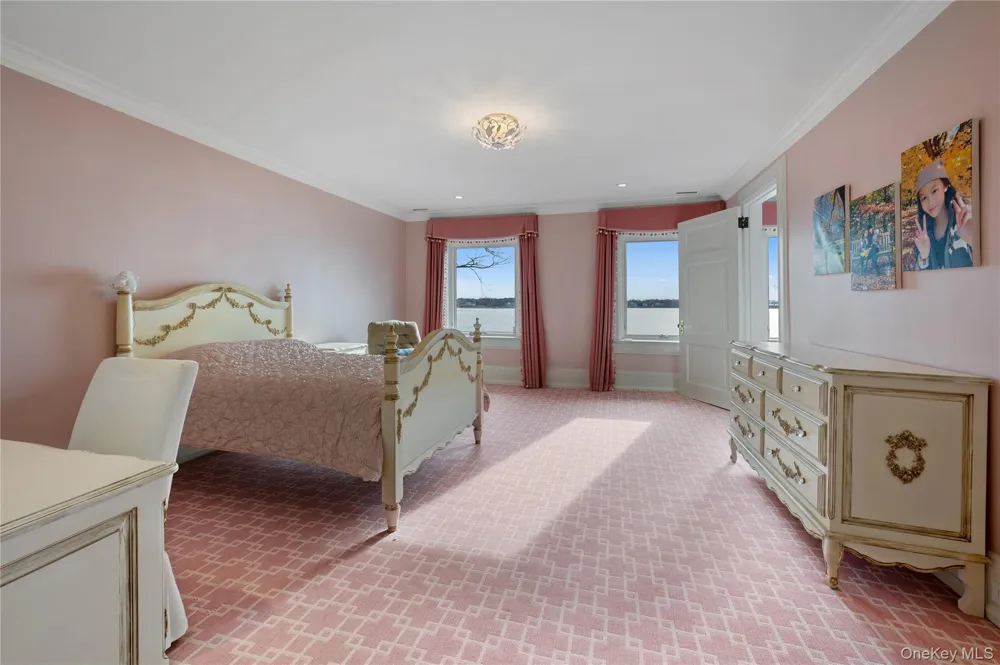 10 Hicks Lane Port Washington, NY 11050