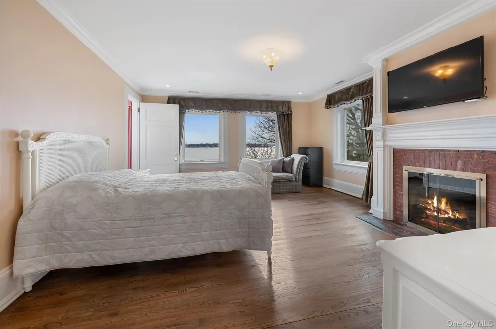 10 Hicks Lane Port Washington, NY 11050
