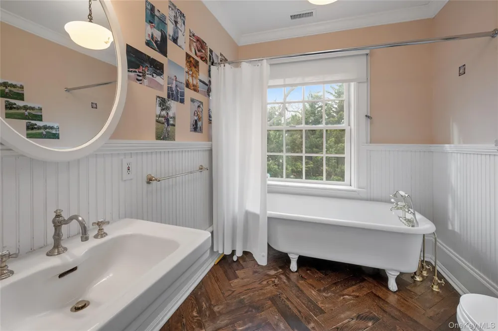 10 Hicks Lane Port Washington, NY 11050