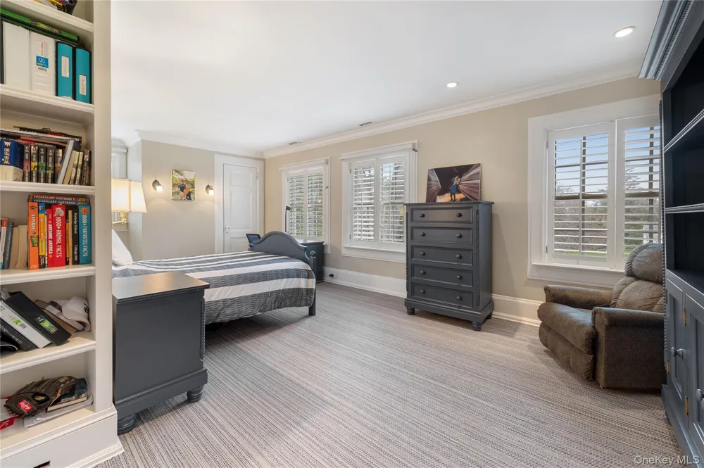 10 Hicks Lane Port Washington, NY 11050