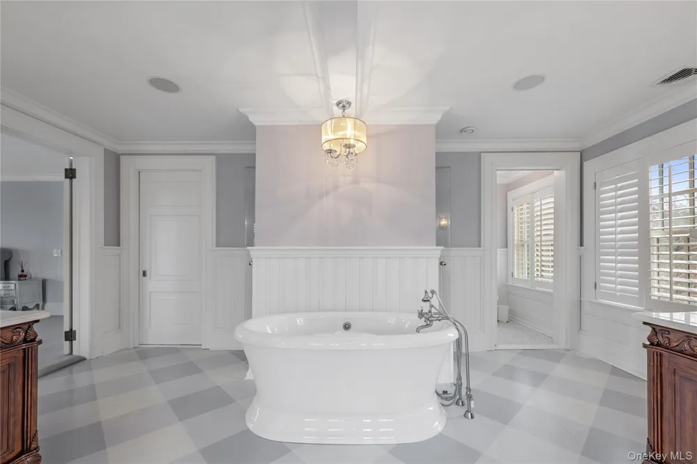 10 Hicks Lane Port Washington, NY 11050
