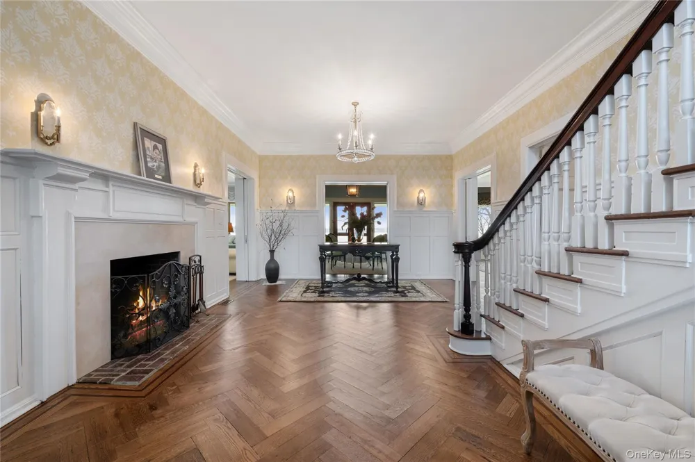 10 Hicks Lane Port Washington, NY 11050