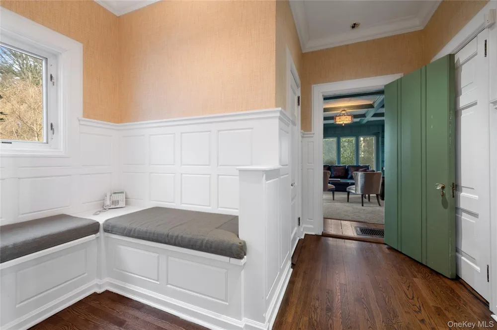 10 Hicks Lane Port Washington, NY 11050