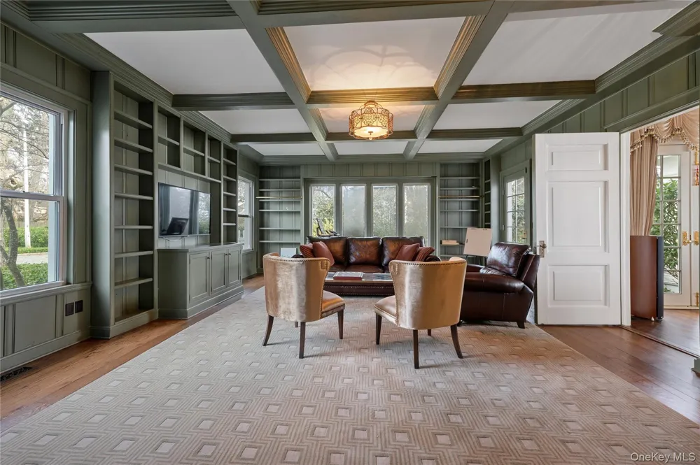 10 Hicks Lane Port Washington, NY 11050