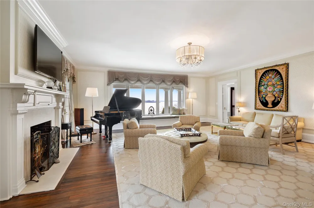 10 Hicks Lane Port Washington, NY 11050
