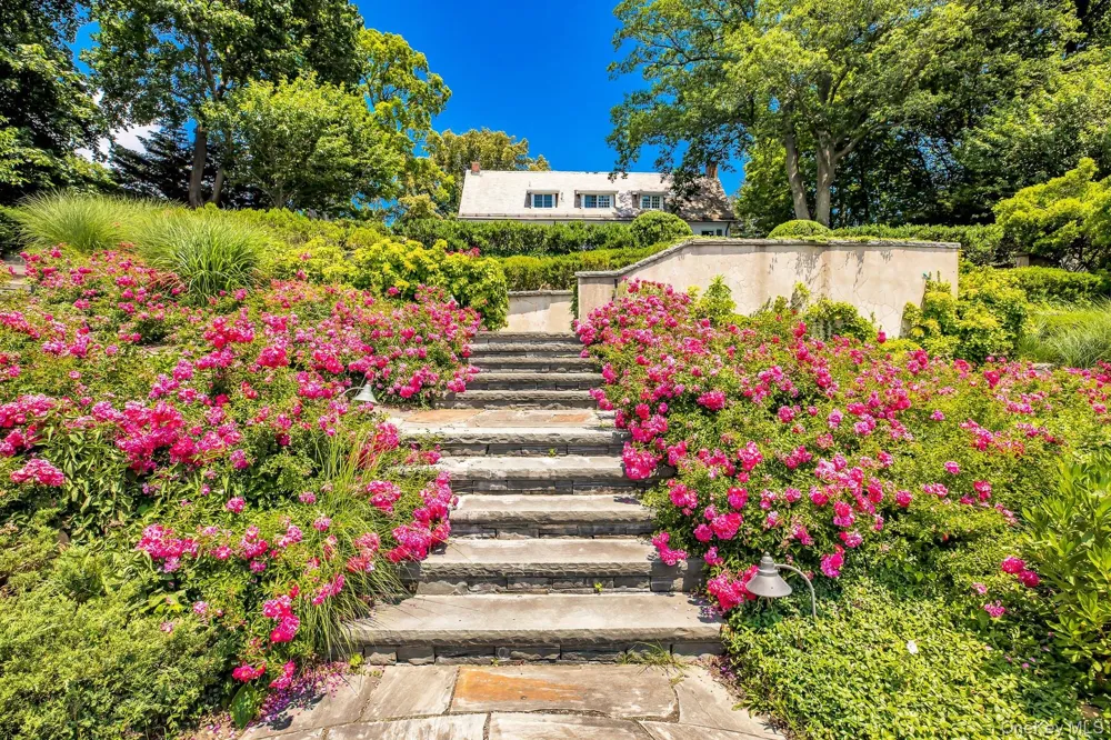 10 Hicks Lane Port Washington, NY 11050