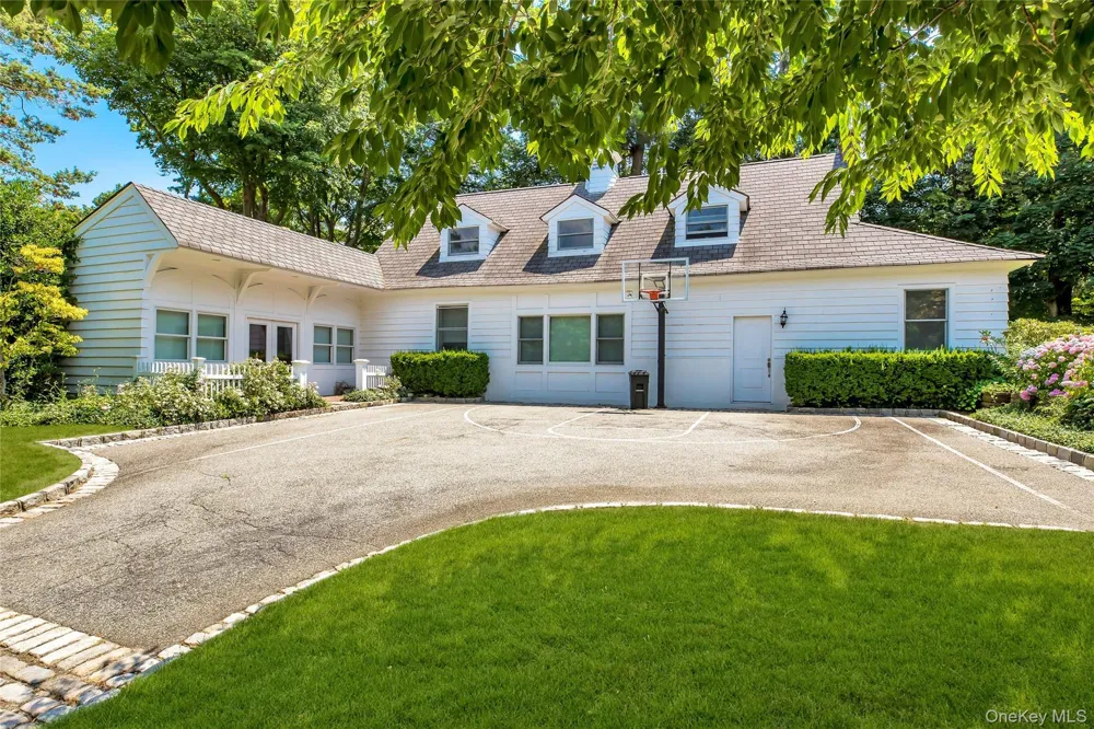 10 Hicks Lane Port Washington, NY 11050