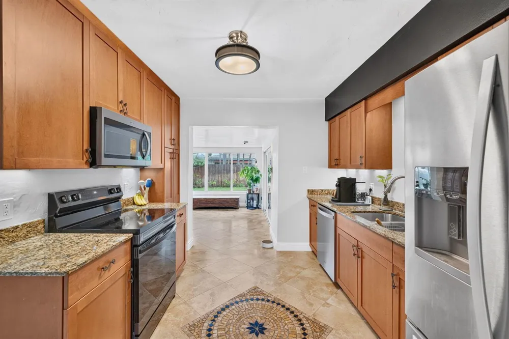 4670 NE 4TH AVENUE Oakland Park, FL 33334