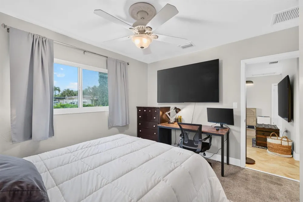4670 NE 4TH AVENUE Oakland Park, FL 33334